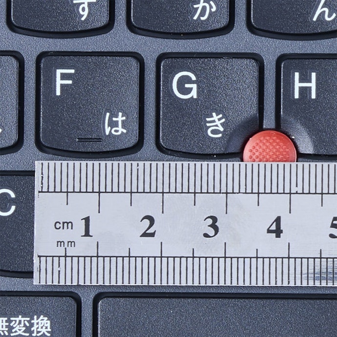 個々のキーが小さく、離れている。モニターによっては手が届きにくいと感じた人も