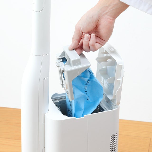 充電スタンドでゴミを自動収集。フィルター類は水洗いできる