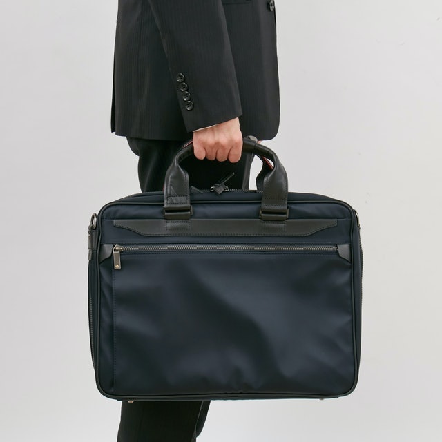 持ち手が分厚く、手が小さい人だとフィット感に欠ける可能性あり