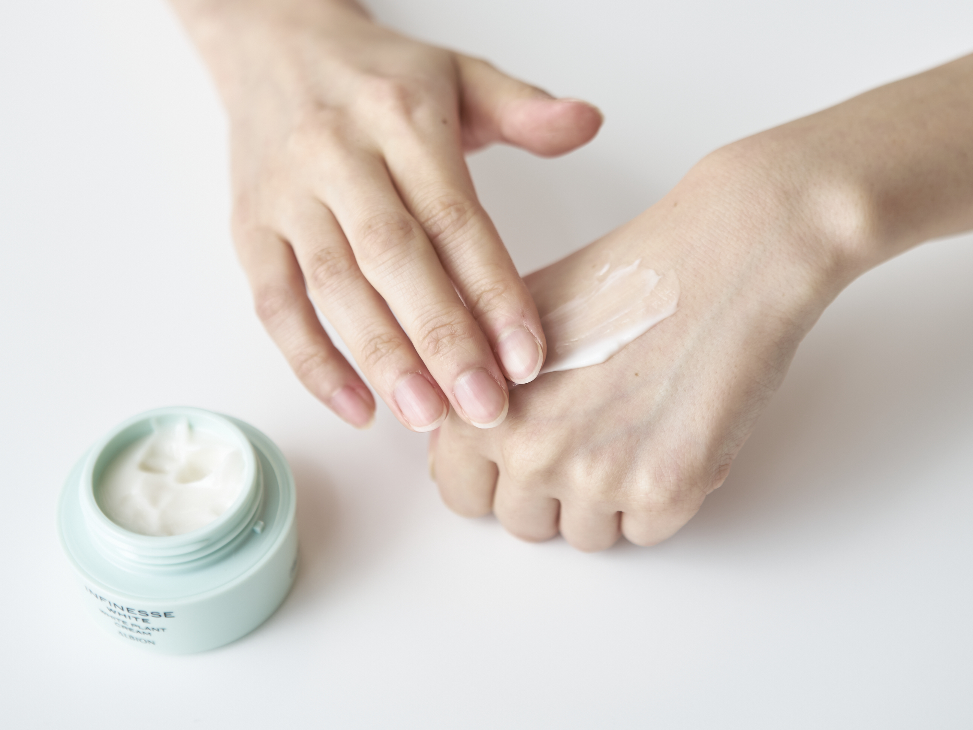 アンフィネスホワイト ホワイト プラント クリームをレビュー