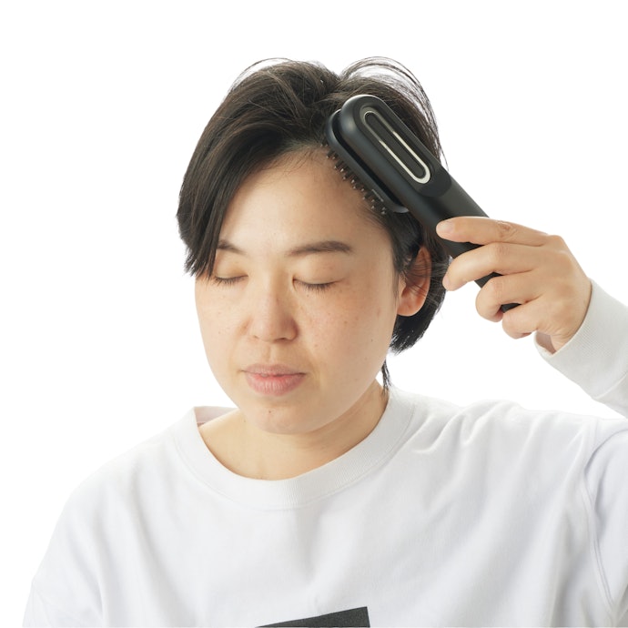 手にフィットする筒状のハンディタイプ。マットな質感で滑りにくい