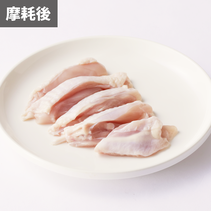 鶏もも肉を切るにはより力が必要。こまめに包丁を研ぐのがおすすめ