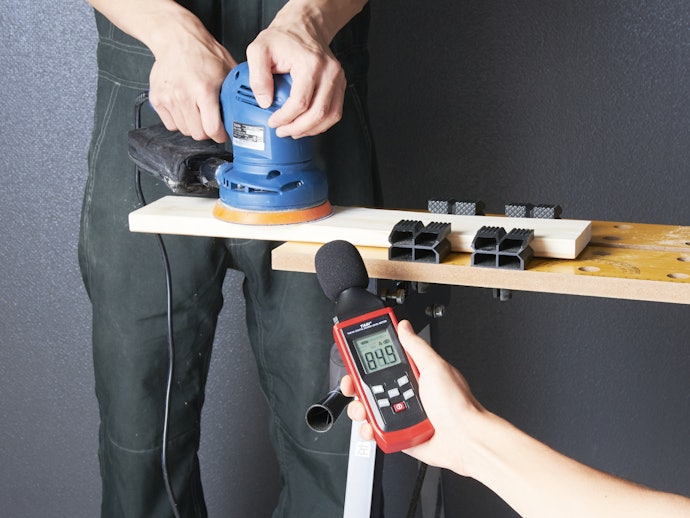 稼働音は79.4dB。ほかの商品とあまり変わらない