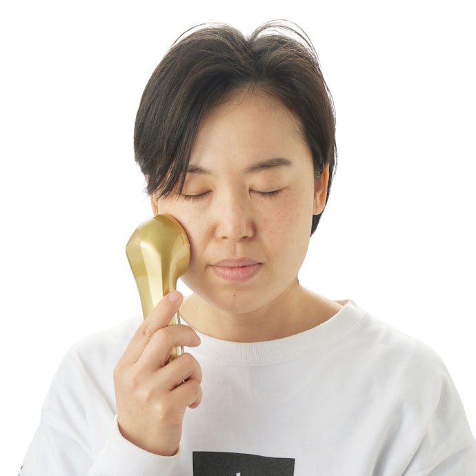 手になじみやすい太さ。やや重めだが、気になるほどではない