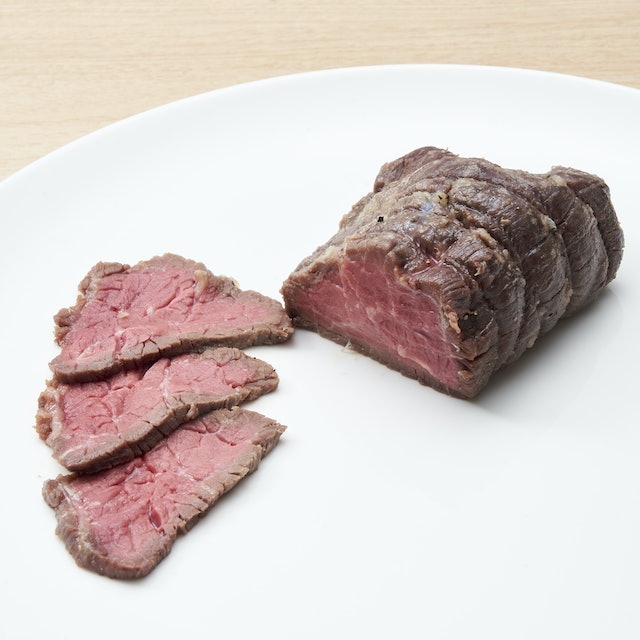 ローストビーフはレア感強めの仕上がり。手動で焼き時間の調整が必要