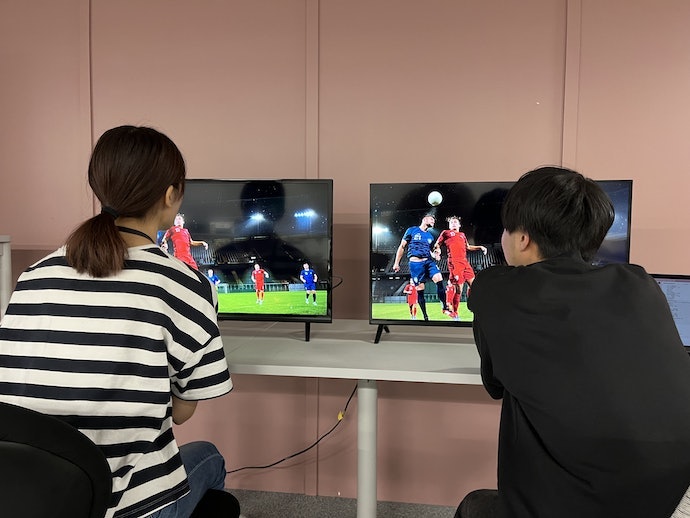 色鮮やかなスポーツ映像。選手やボールの動きに残像感がほとんどない