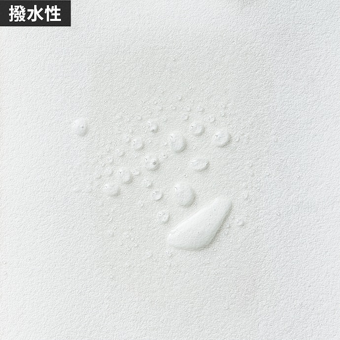 吹きかけた疑似汗をしっかりガード。水場のレジャーシーンでも活躍する