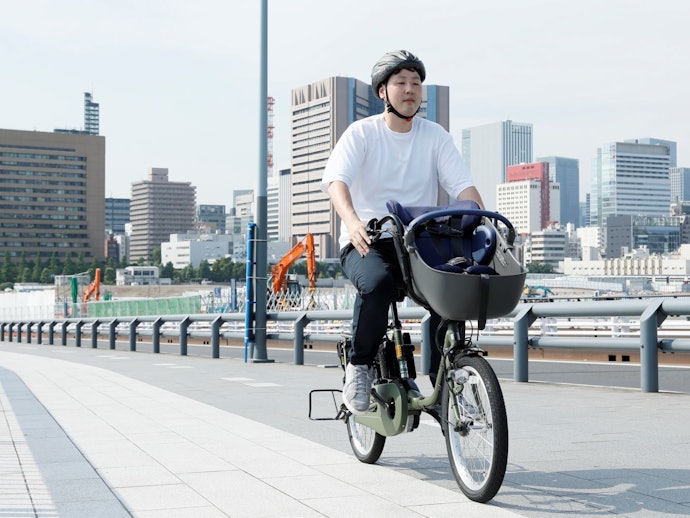 ワイドな座面で座り心地がよい。長時間乗っても快適