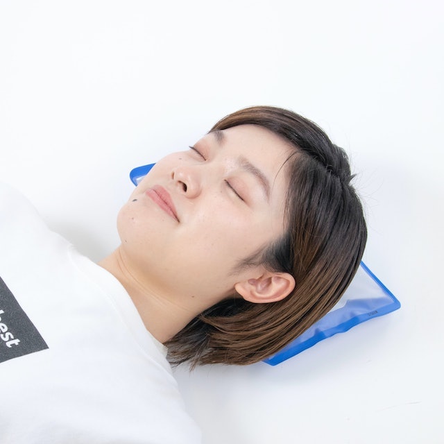 寝返りも打ちにくい。幅が広めで頭が落ちる心配は少なめ