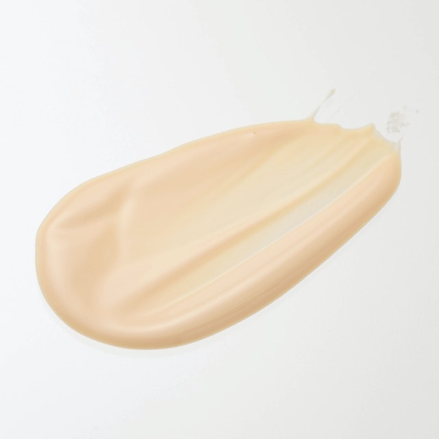 軽めのテクスチャで薄く伸びる。肌への摩擦が気になりにくい