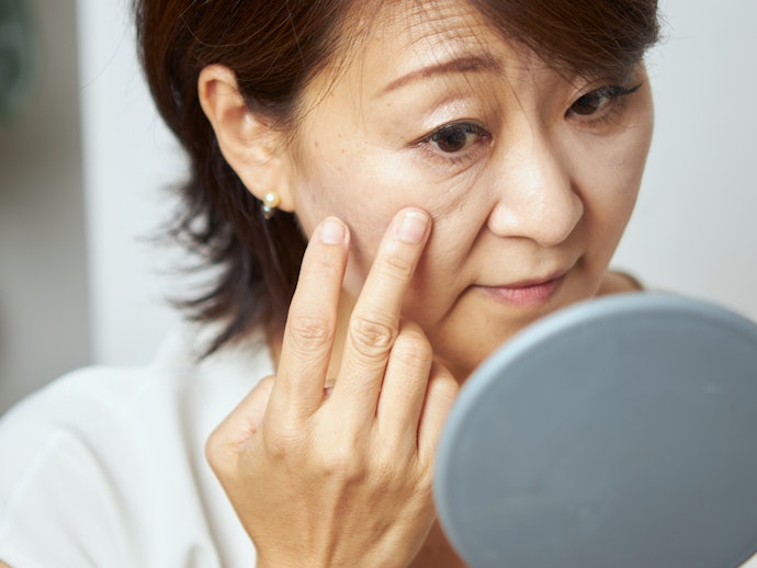 テカリ・ベタつきやすく皮脂崩れしやすい。フェイスパウダーなどを活用して