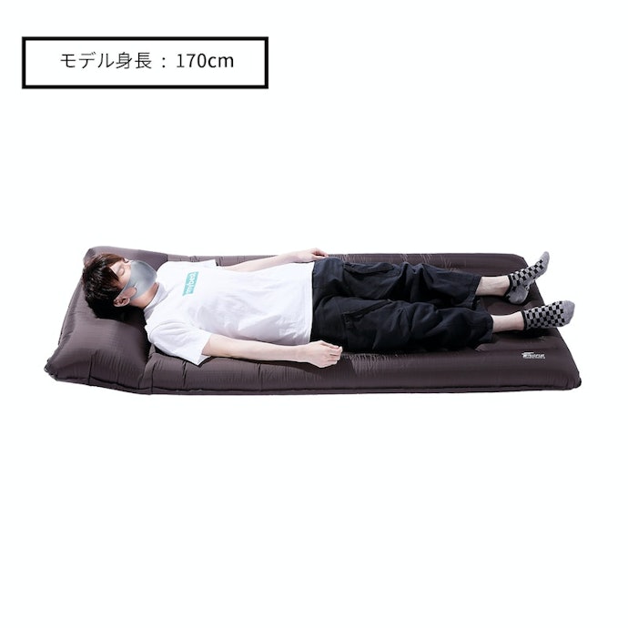 厚みがあり底づき感がない。左右の土手と75cmの幅も楽な姿勢をサポート