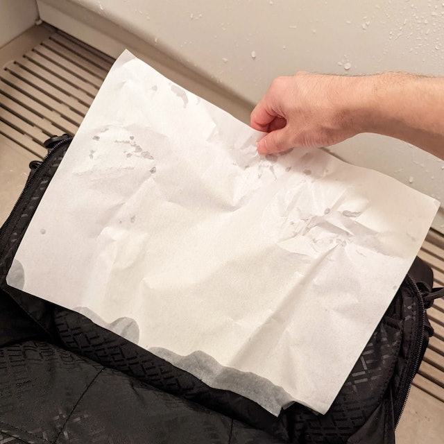 防水性能も高い。シャワーの水は底に少し染み込む程度