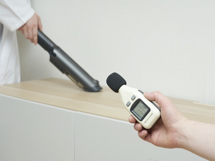 稼働音は74dB。会話は難しいレベルだが、比較したなかでは静か