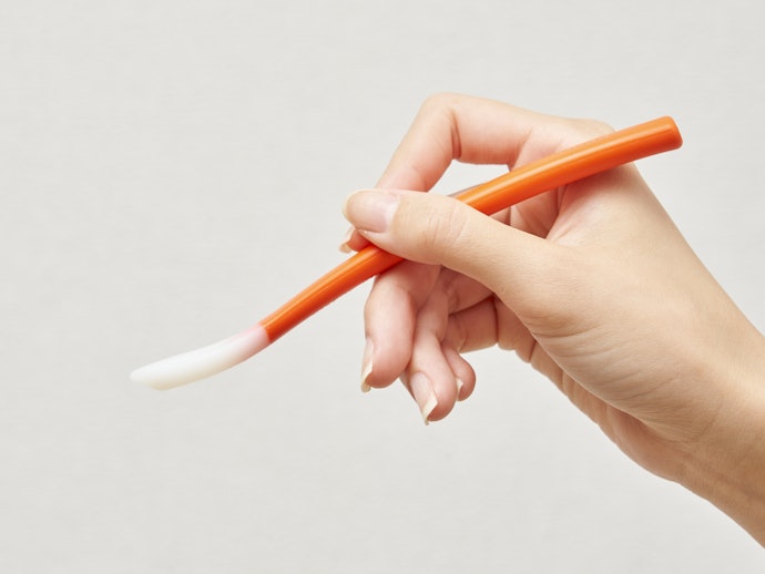 スプーンの先端はシリコン素材ですくいやすいが、ほしい量をとりにくい