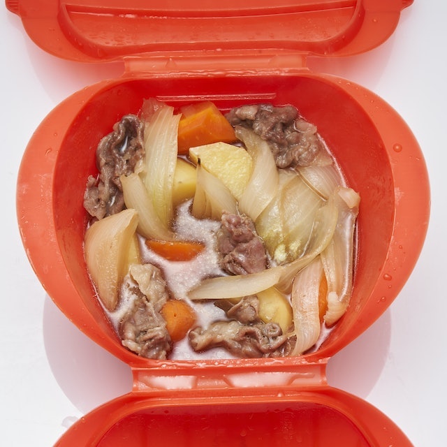 にんじんはやや生っぽいが、じゃがいもやお肉には味が染みていた