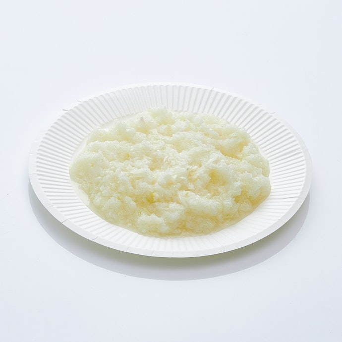 玉ねぎのみじん切りは、やや水っぽい仕上がりに。細かくなりすぎないよう調整が必要