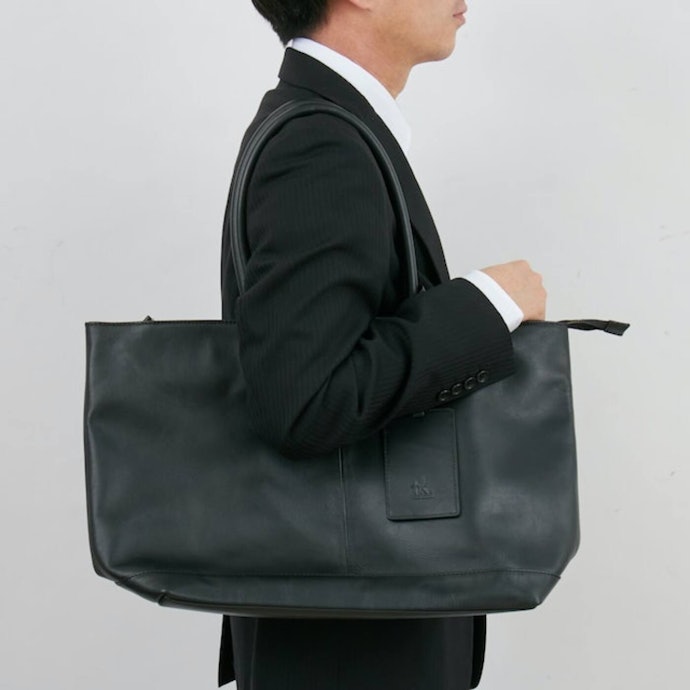 肩にかけるとずり落ちやすい。手持ち派の人向き