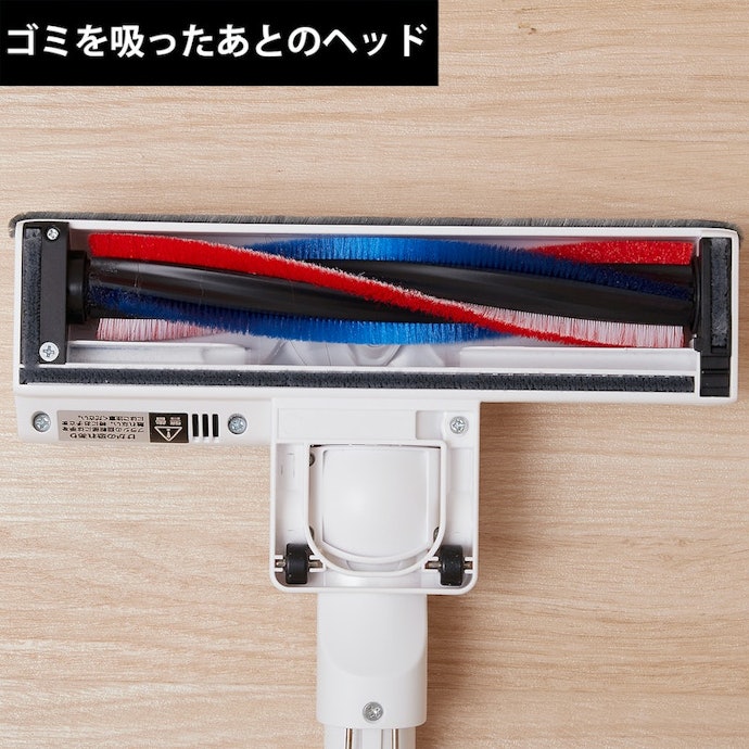 ブラシにゴミが少々絡むが、取り外してお手入れできる。ダストカップは丸洗いOK