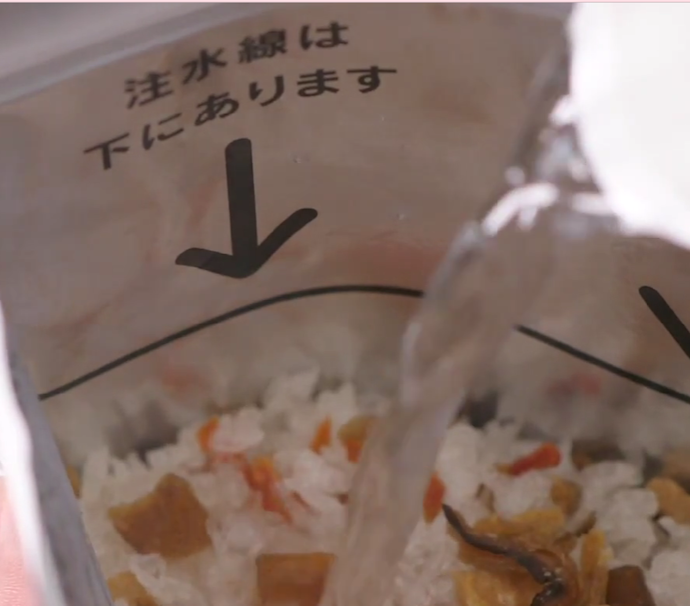 スプーンが付属され、食器不要で食事ができる