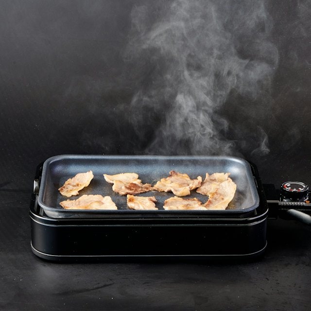 肉を焼くと煙が充満。部屋へのにおい残りも気になった
