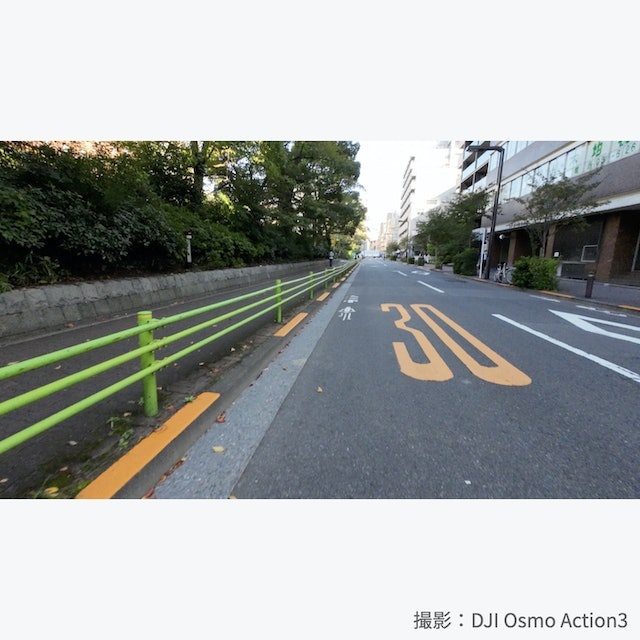 手ブレ補正は強力。段差を乗り越えてもブレを感じない