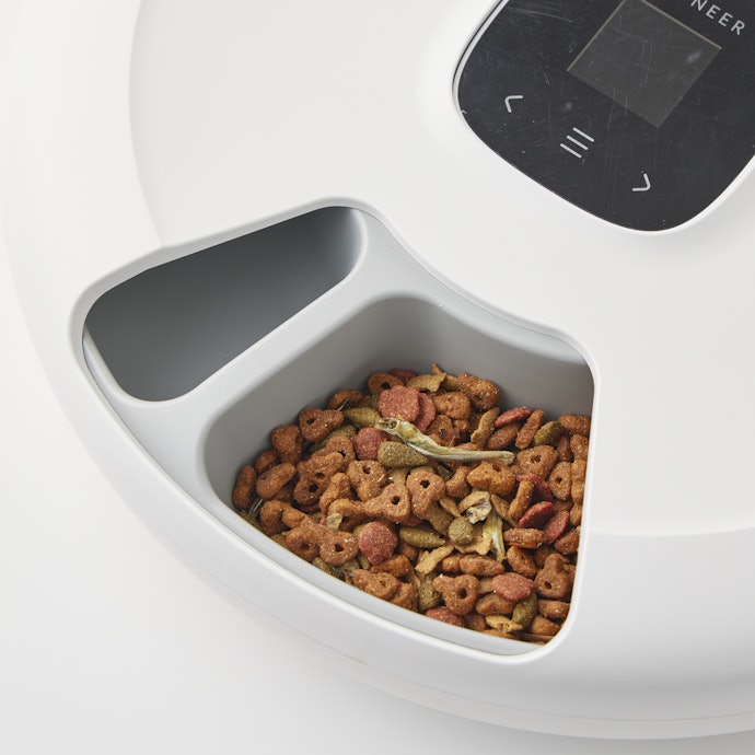 Petoneer NutriSpin 6 Meal Pet Feederをレビュー!口コミ・評判をもと