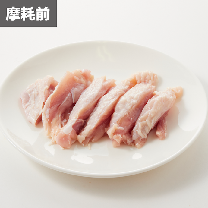 鶏もも肉の皮には刃が入りにくい。肉をしっかり押さえる必要がある