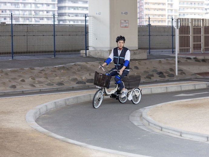 カーブ時に車体が適度に傾いて曲がりやすい