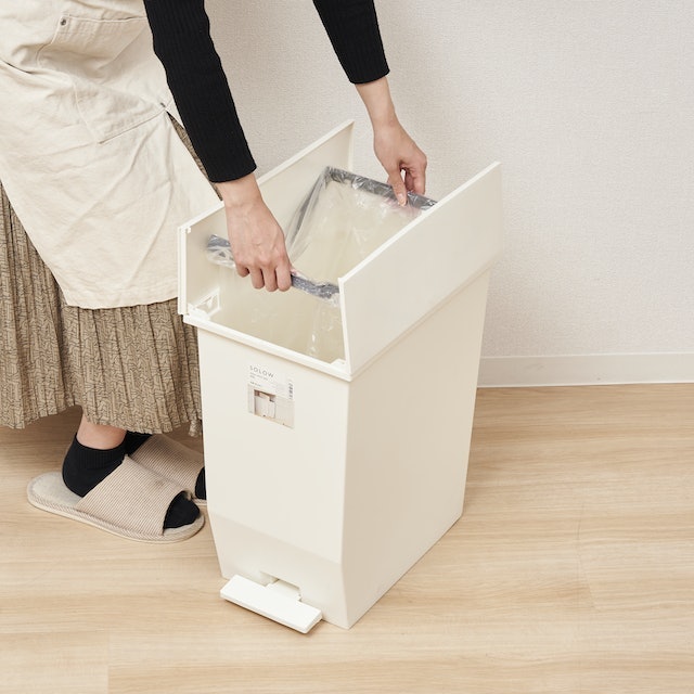 袋どめに凹凸が多く、ゴミ袋のセットはやや難しい
