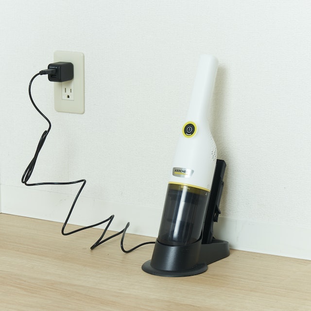 充電スタンドつきで充電・収納がしやすい。連続稼働時間は20分
