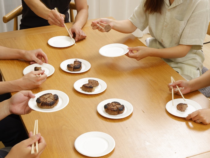 ハンバーグも上々の出来。外は香ばしく、中は肉汁を閉じ込めたジューシーな焼き上がりに