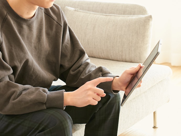 多少のタイムラグやカクつきがある。アプリ起動・画面切り替えはスムーズ