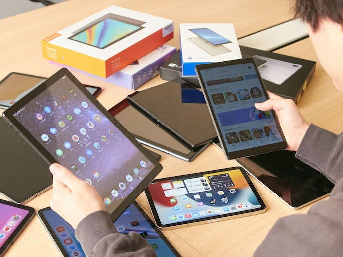 iPadにも引けを取らない豊富な機能を搭載。顔認証でロック解除できる