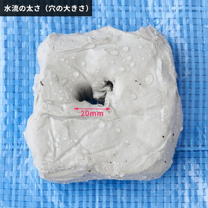 パテに開いた穴は幅20mm。効率的に広範囲を洗浄できる