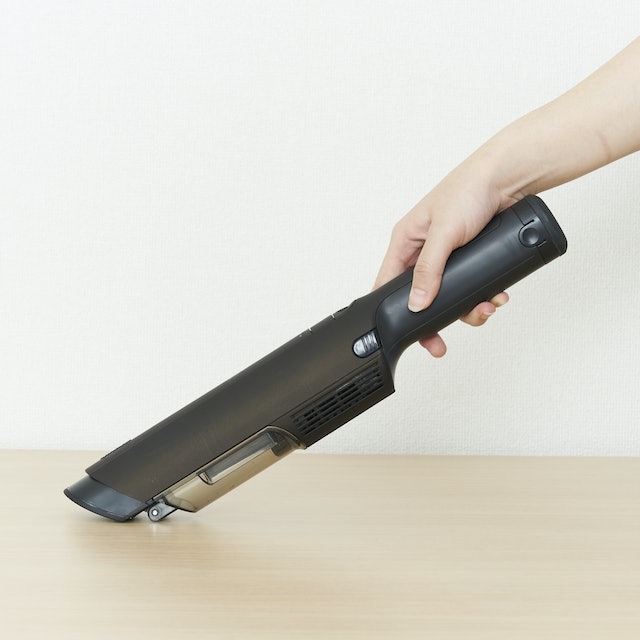 重さ750gと標準的。軽くはないが、さほど苦にはならない