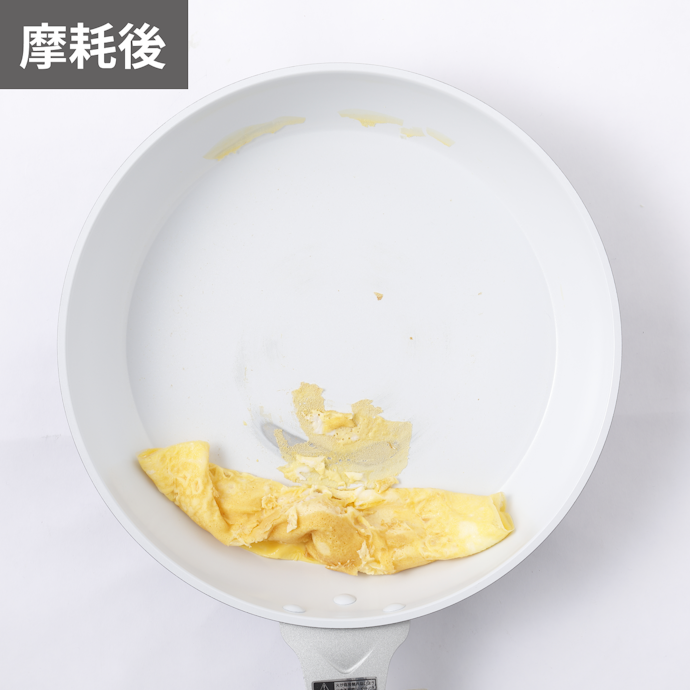 劣化後も食材はあまりくっつかず。菜箸で卵がはがれた