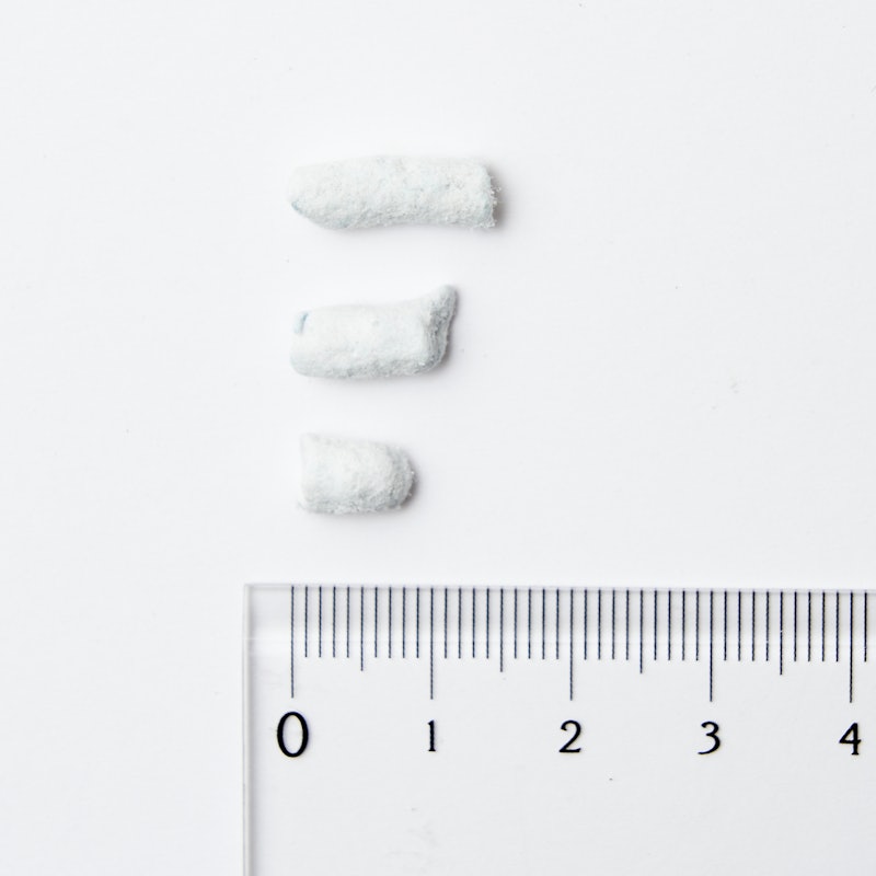 もっと濃いブルーに変わる紙製のネコ砂 6
