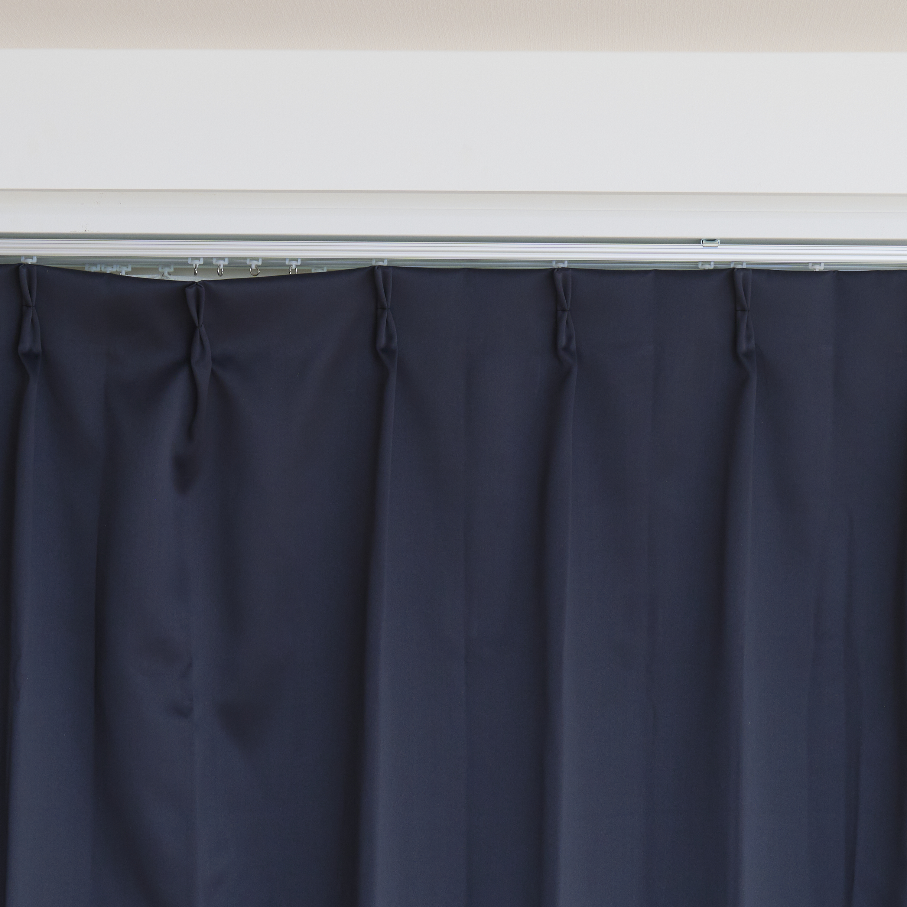 くれない K-wave D-plain 6104を検証レビュー！断熱カーテンの選び方も