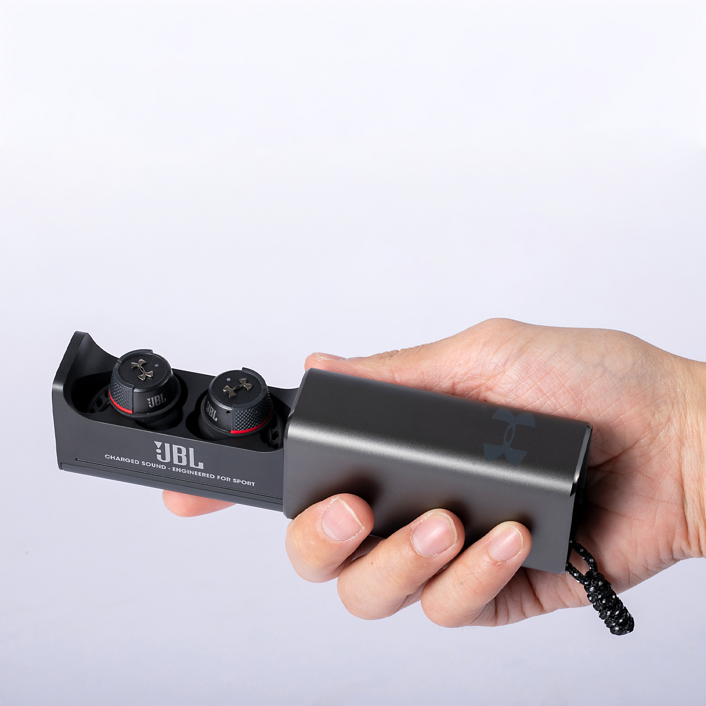 激しいワークアウトでも外れにくいbluetoothイヤホン2種 アンダーアーマーとjblがコラボ開発