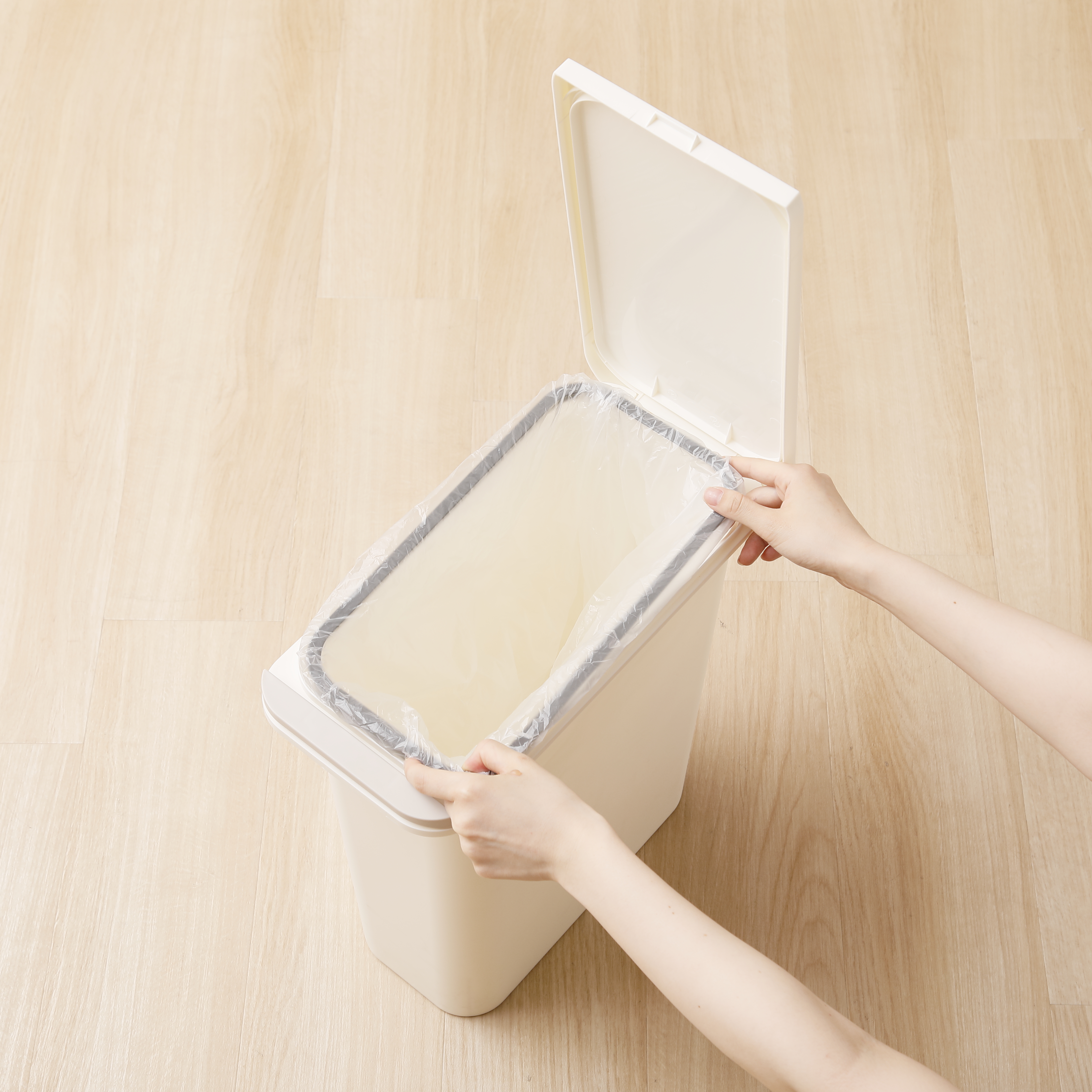 【新品・7営業日以内発送】リス GBED010 Ｈ＆Ｈ開けても防臭ペール２０ＳＮ Ｗ ホワイト オムツ入れ ペットフード入れ【沖縄離島販売不可】 リス H＆H開けても防臭ペール20SN W GBED010 リス｜RISU 通販