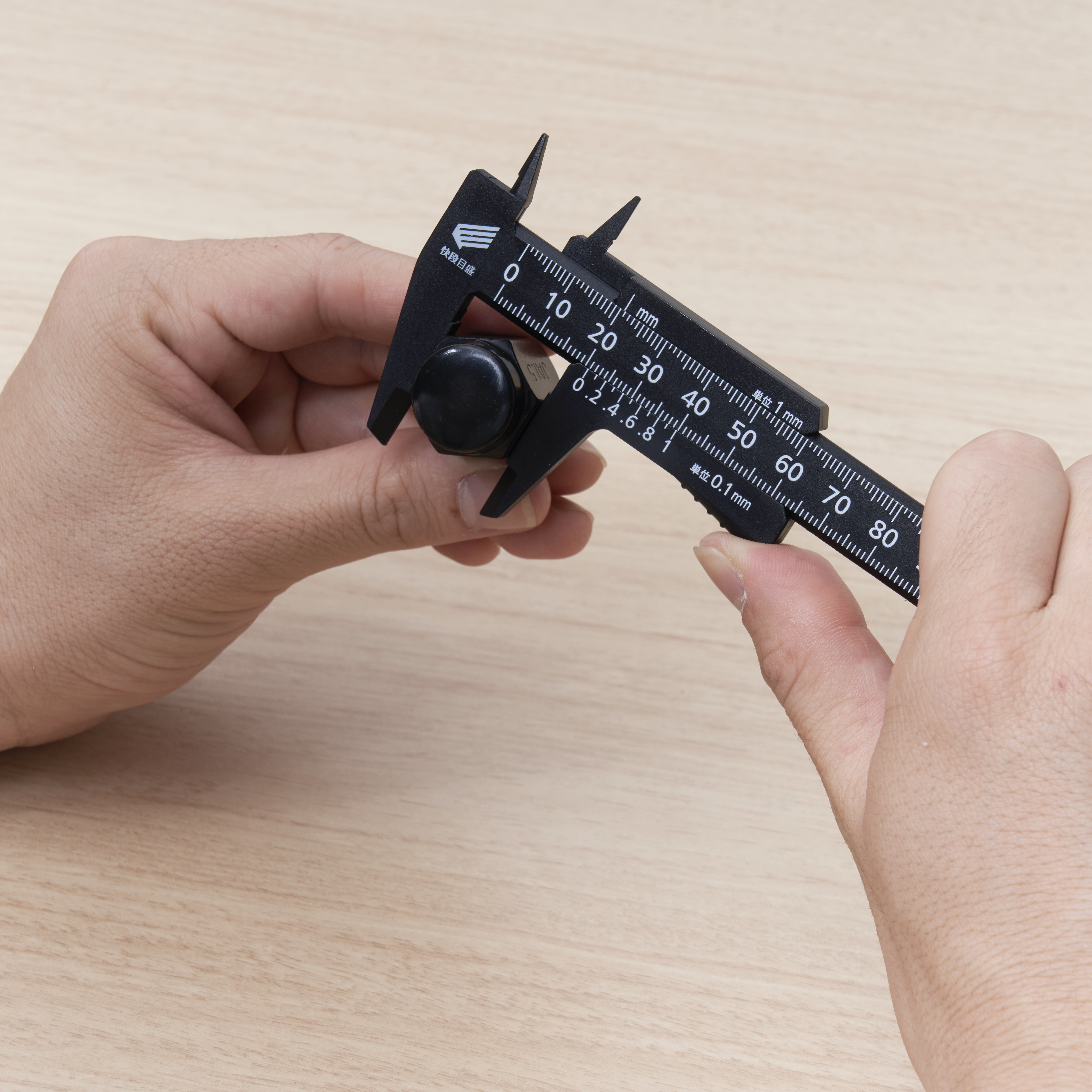 新潟精機 プラスチックノギス 快段目盛 軽快 100mm PC-100KDを検証