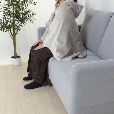 フードをかぶれば着る毛布のような羽織り姿!外せばひざ掛けに