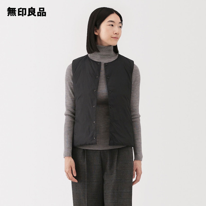 婦人 軽量ダウンポケッタブルノーカラーベスト 1