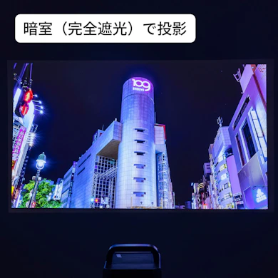 看板の小さな文字まで読み取れる!4Kの解像感で細部もつぶれない