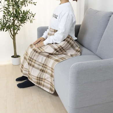 ひざ掛けから敷き毛布まで1枚で兼用。横幅80cmで足先までカバー