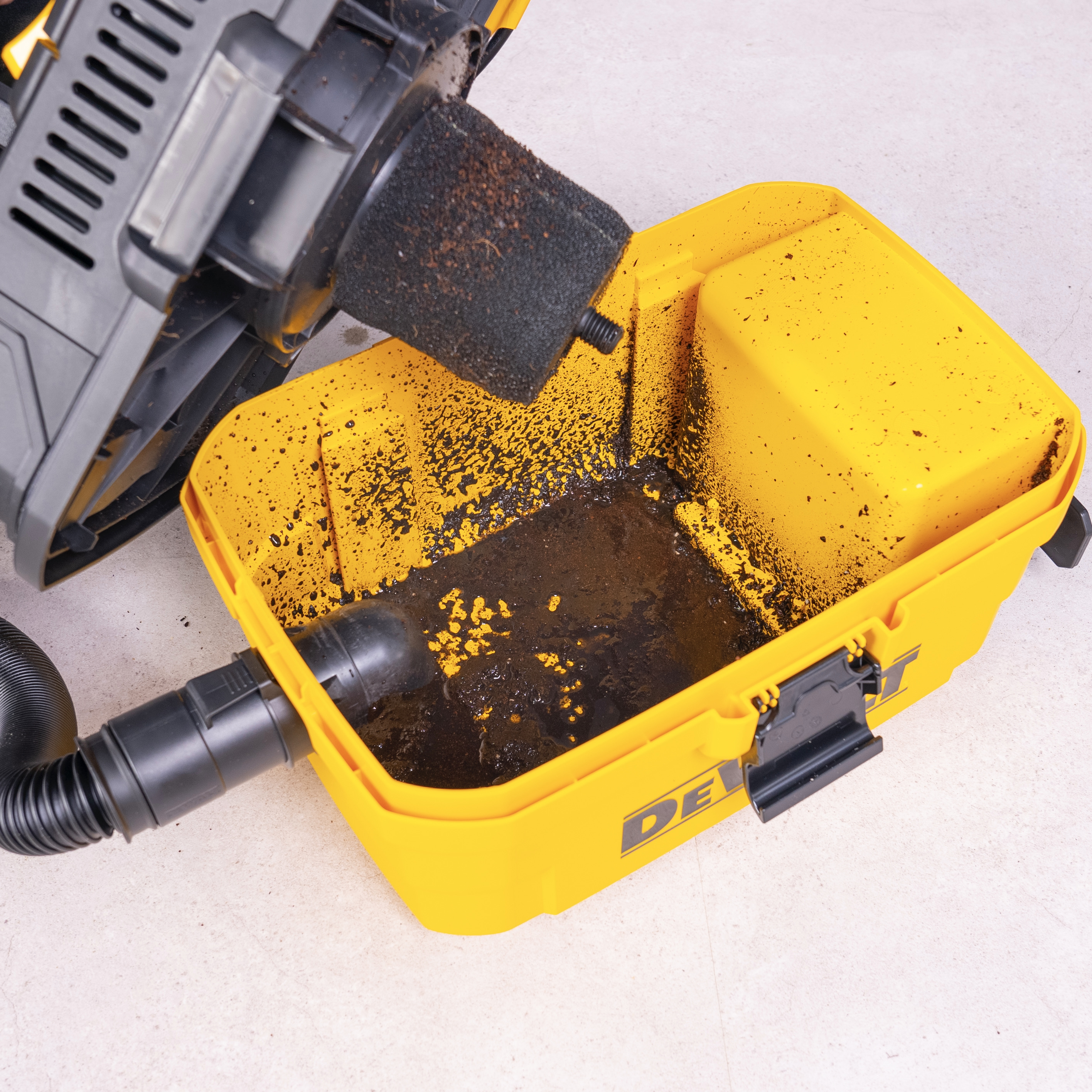 DEWALT 乾湿両用バキュームクリーナー 12