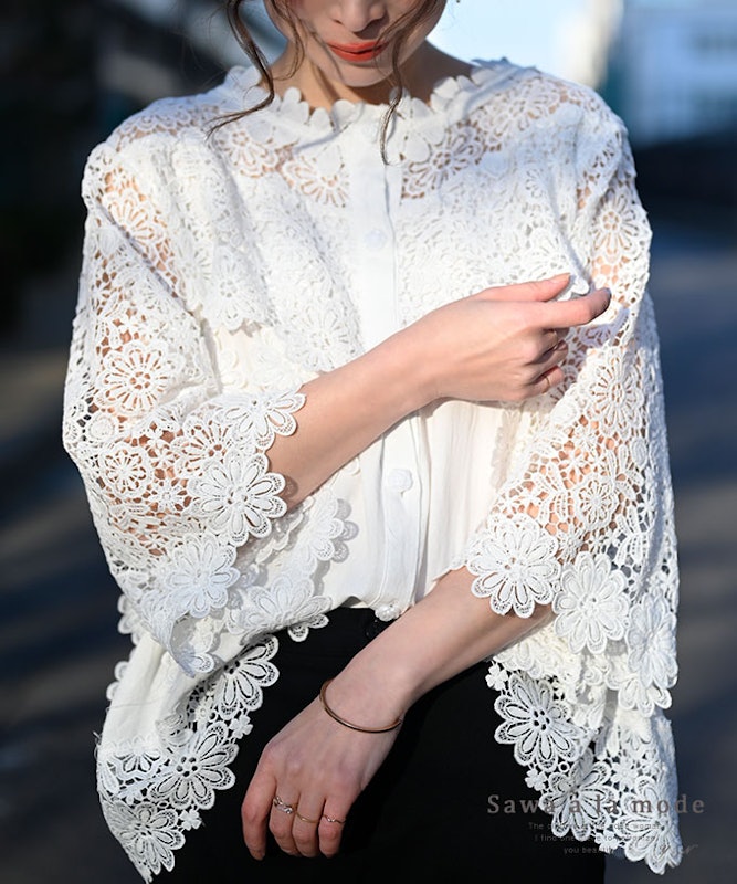花刺繍レースが可愛らしいふんわりブラウス 1