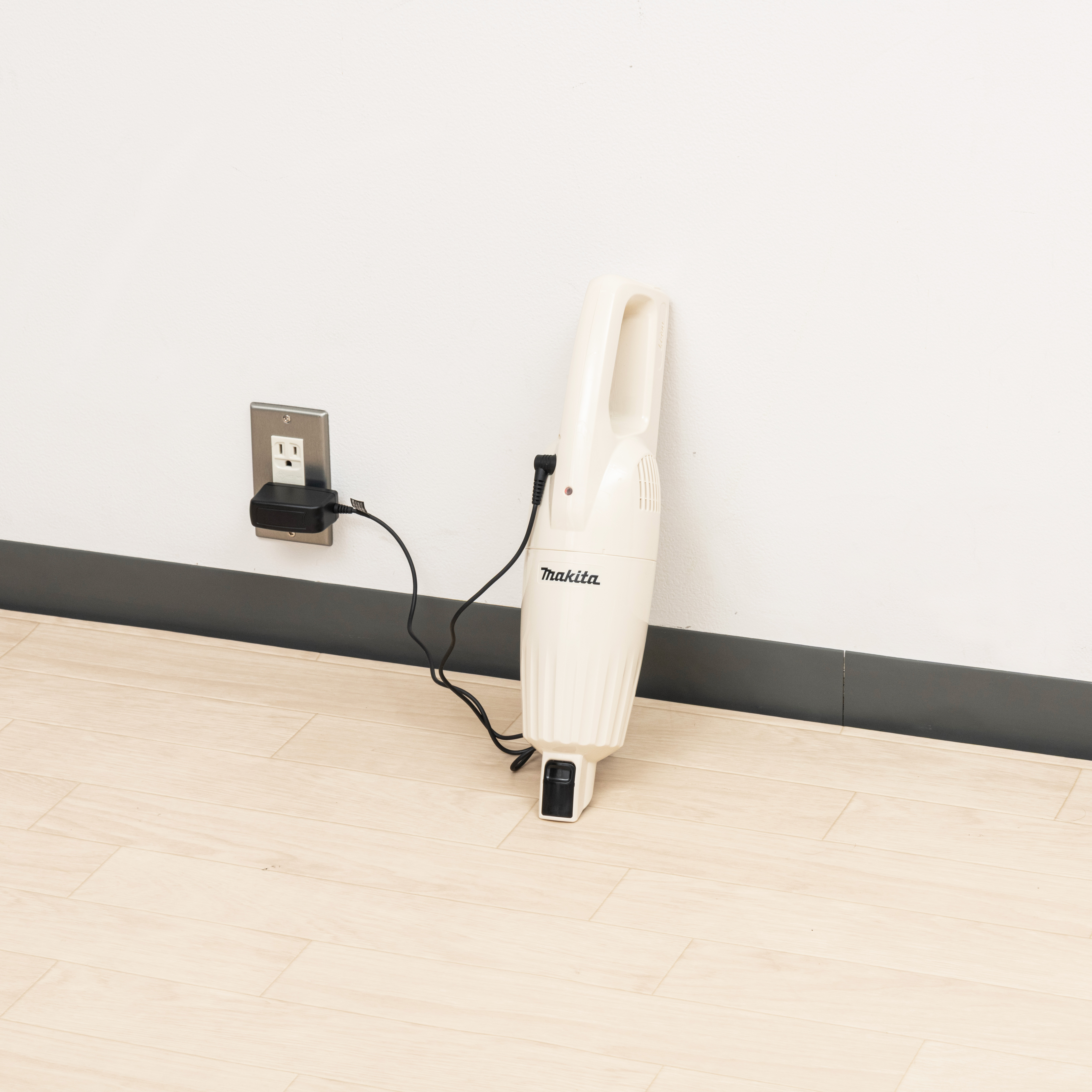 ユ*ウ様 マキタ(Makita) 充電式クリーナ（アイボリー） CL116DWI makita makita 充電式クリーナ CL116DWI / マキタ | 家具・家電の