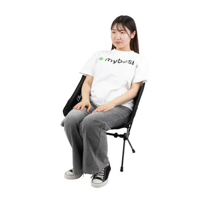 クッション性のある座面でくつろげるが、脚が細く動くと揺れた